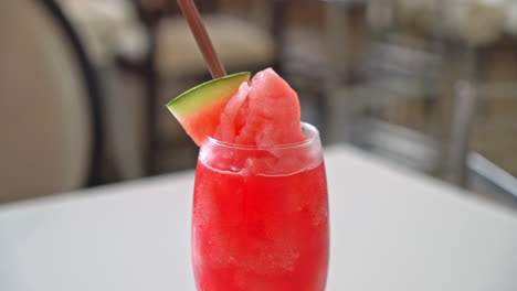 Frisches-Wassermelonen-Smoothie-Glas-Auf-Dem-Tisch-Im-Café-Restaurant