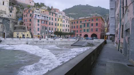 Panoramic-slowmotion-of-Vernazza,-5-Terre,-during-a-sea-storm