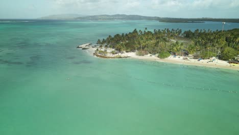 Luftbild-Des-Pigeon-Point-Heritage-Park,-Einem-Naturschutzgebiet-An-Der-Südwestküste-Der-Tropischen-Insel-Tobago