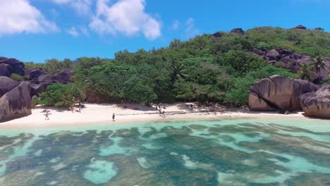 Seychellen-Tropische-Insel-Luxusurlaub,-Glückliche-Touristen-Am-Strand,-Luxusurlaub-Ladigue-Seychellen