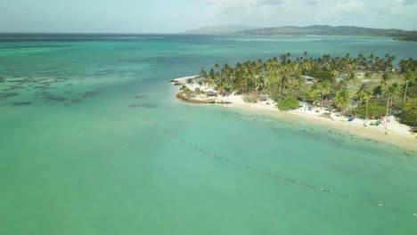 Vista-Aérea-De-La-Galardonada-Playa-De-Pideon-Point,-Ubicada-En-La-Isla-Tropical-De-Tobago