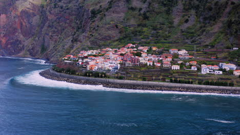 Exotisches-Kleines-Dorf-Mit-Schönen-Bäumen-Und-Weinbergen-Und-Meerblick-In-Jardim-Do-Mor,-Madeira