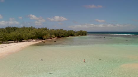 Los-Turistas-Visitan-La-Isla-Plana-Y-La-Isla-Gabriel-Situada-Cerca-De-La-Isla-Principal-Mauricio