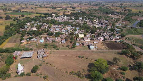 Drone-Shot-Osmanabad-Ter-India-Maharashtra-Granjas-Campo-En-Pueblo-Pueblo-De-Luz-Diurna