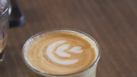 Glas-Kalt-Gebrühter-Espresso-Mit-Perfekter-Latte-Art,-Serviert-Im-Café