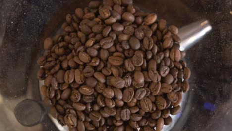 Geröstete-Und-Aromatische-Kaffeebohnen-Im-Trichter-Der-Kaffeemaschine