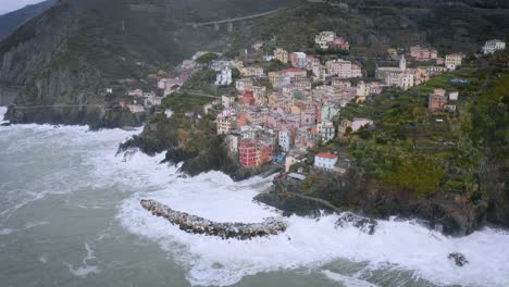 Luftaufnahme-Von-Riomaggiore,-Cinque-Terre,-Während-Eines-Seesturms
