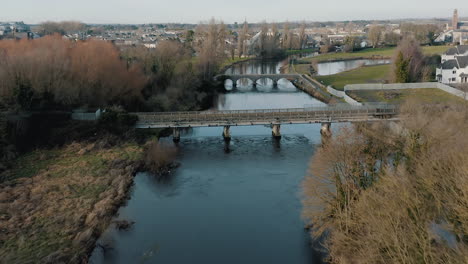Luftaufnahmen-über-Dem-Flusshügel,-Der-Ins-Stadtzentrum-Führt