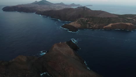Fliegen-über-Der-Eisernen-Insel,-Die-Sich-Während-Der-Dämmerung-Auf-Die-Insel-Porto-Santo-Zubewegt