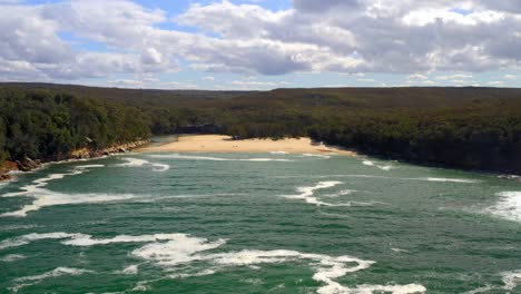 Luftbild-Von-Strand-Und-Lagune-Am-Wattamolla-Beach-Im-Royal-National-Park,-Australien---Drohnenaufnahme