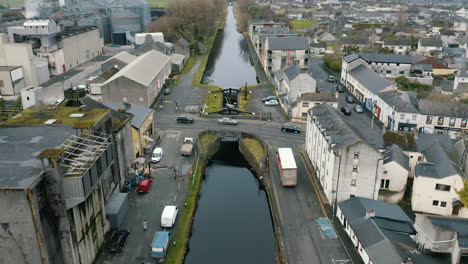 Luftaufnahmen,-Die-über-Ein-Schlüsseltor-Des-Flusses-In-Der-Irischen-Stadt-Athy-Fliegen