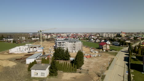 Sitio-De-Construcción-Con-Paisaje-Urbano-En-Segundo-Plano-En-Verano-En-Lubawa,-Polonia