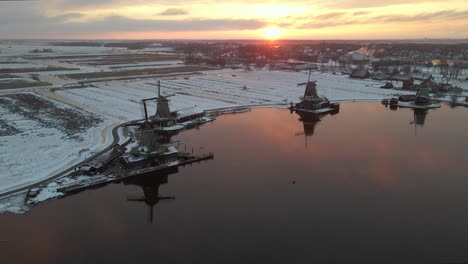 Serene-morning-with-idyllic-Dutch-Windmills,-colorful-sunrise-at-Zaanse-Schans