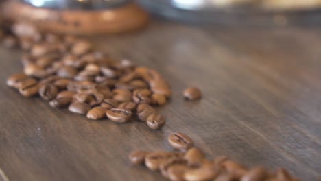 Kaffeebohnen-Verteilen-Sich-Auf-Dem-Tisch-Eines-Cafés---Nahaufnahme