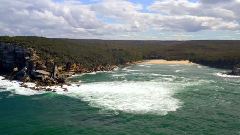 Mirador-De-Punto-Providencial-A-La-Playa-De-Wattamolla-En-El-Parque-Nacional-Real,-Sydney,-Nueva-Gales-Del-Sur,-Australia