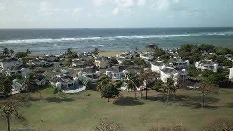 Luftaufnahme-Von-Villen-Auf-Den-Tobago-Plantagen-Auf-Der-Tropischen-Insel-Tobago
