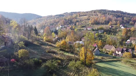 Ein-Wunderschönes-Dorf-In-Farbenfroher-Herbststimmung,-Umgeben-Von-Bergen