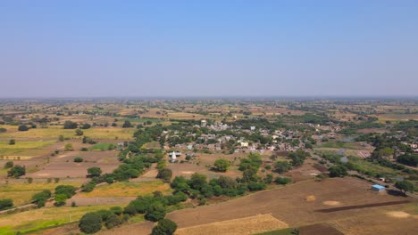 Drone-Shot-Osmanabad-Ter-India-Maharashtra-Campo-De-Granjas-En-La-Luz-Del-Día-Del-Pueblo