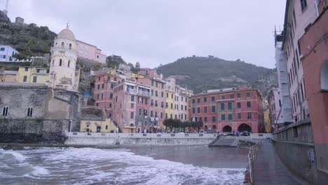Slomotion-view-of-Vernazza,-5-Terre,-during-a-sea-storm