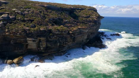 Atemberaubende-Aussicht-Auf-Schroffe-Küstenklippen-Und-Schäumende-Wellen-Im-Royal-National-Park,-Sydney,-NSW,-Australien