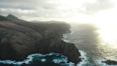 Costa-Norte-De-La-Isla-Volcánica-Macaronesia-En-El-Atlántico-Durante-La-Brillante-Puesta-De-Sol