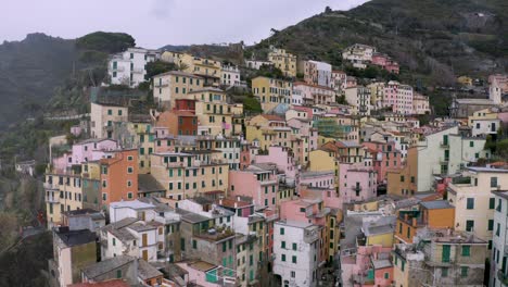 Luftbild-Von-Riomaggiore,-Cinque-Terre,-An-Einem-Regnerischen-Tag