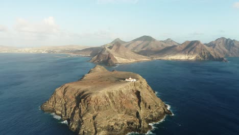 Vulkaninsel-Inselchen-Mit-Leuchtturm-Vor-Der-Küste-Von-Porto-Santo