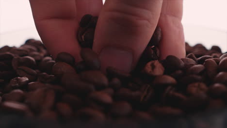 Beschnittene-Hand,-Die-Braun-Geröstete-Kaffeebohnen-Aufnimmt---Makro,-Zeitlupe
