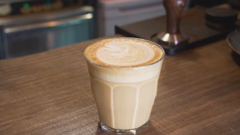 Glas-Latte-Kaffee-Mit-Kunst,-Serviert-An-Der-Bartheke