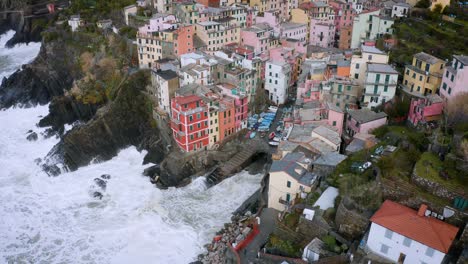 Luftaufnahme-Von-Riomaggiore,-Cinque-Terre,-Während-Eines-Seesturms