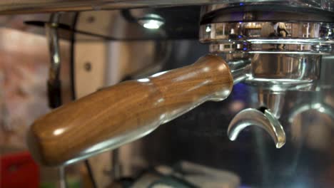 Manometer-Und-Siebträger-Einer-Rostfreien-Espressomaschine