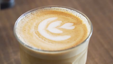 Köstlicher-Schaumiger-Latte-Kaffee-In-Einem-Glas