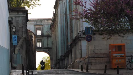 Heimlieferungsfahrrad-Mit-Einer-Mittelalterlichen-Brücke-Im-Hintergrund,-In-Der-Nähe-Von-Graça-In-Lissabon,-Portugal