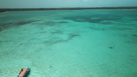 Erstaunliche-Luftaufnahme-Von-Nylon-Pool,-Tobago-Mit-Einem-Glasbodenboot-Im-Vordergrund
