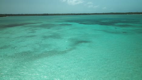 Nylon-Pool-Ist-Ein-Flacher-Weißer-Sandkorallenpool-Im-Meer,-Der-Sich-Vor-Pigeon-Point,-Tobago,-Befindet