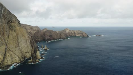 Costa-Escénica-De-La-Isla-Macaronesia-En-El-Océano-Atlántico-Con-Nubes-Y-Agua-Azul