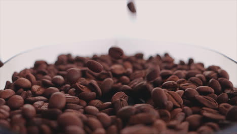Geröstete-Kaffeebohnen-In-Einen-Mahlbehälter-Geben