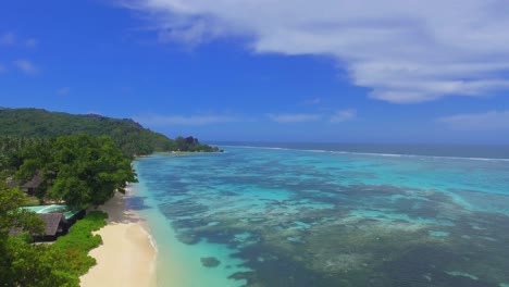 Dron-View-Anse-Source-D&#39;argent-Agua-De-Mar-Azul,-La-Digue,-Vacaciones-En-Las-Islas-Seychelles