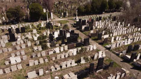 Luftaufnahme-Des-Alten-Verlassenen-Friedhofs