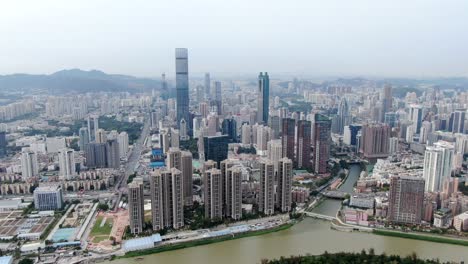 Luftaufnahme-über-Das-Stadtbild-Von-Shenzhen-Mit-Massiver-Stadtentwicklung-Und-Wolkenkratzern