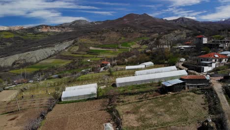 Landschaft-Mit-Dorf-Und-Landwirtschaftlichen-Flächen-Auf-Schönen-Hügeln-In-Albanien