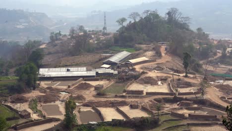 Eine-Erhöhte-Ansicht-Einer-Ziegelfabrik-Im-Kathmandu-tal-Von-Nepal