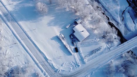 Ein-Einzelnes-Kleines-Haus-In-Einer-Wunderschönen-Winterlandschaft,-Die-Von-Der-Drohne-Aus-Gesehen-Wird