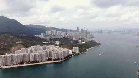 Edificios-Residenciales-Frente-Al-Mar-En-La-Bahía-De-Hong-Kong,-Vista-Aérea