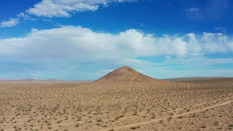 Auf-Einen-Kegelförmigen-Vulkanberg-Mitten-Im-Schroffen-Gelände-Der-Mojave-Wüste-Zu-Fliegen