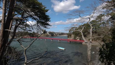 Puente-Rojo-Japonés-Que-Conduce-A-Fukuurajima-En-Matsushima,-Japón