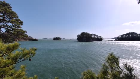 Wunderschöne-Aussicht-Auf-Das-Türkisfarbene-Wasser-In-Der-Matsushima-Bucht-Mit-Kleinen-Pinieninseln