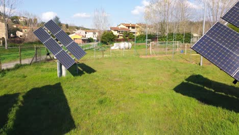 Paneles-Solares-En-El-Fondo-Del-Cielo