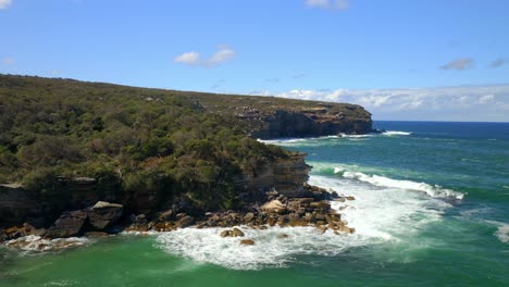 Felsige-Klippenkante-Mit-Schäumenden-Meereswellen-Im-Sommer-Im-Royal-National-Park,-Südlich-Von-Sydney,-New-South-Wales,-Australien