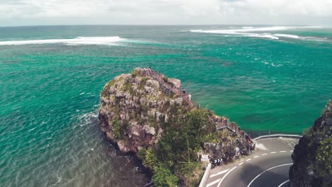 Mauritius-Insel,-Blick-Auf-Das-Kap-Mit-Dem-Denkmal-Für-Kapitän-Matthew-Flinders-Und-Den-Indischen-Ozean